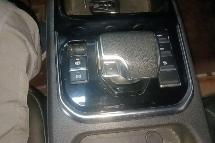 Used Isuzu D-MAX 2023 1.9T Automatic All-Wheel Drive Zhi Ling Version Gear Lever
