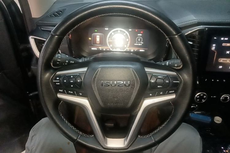 Used Isuzu D-MAX 2023 1.9T Automatic All-Wheel Drive Zhi Ling Version Steering Wheel