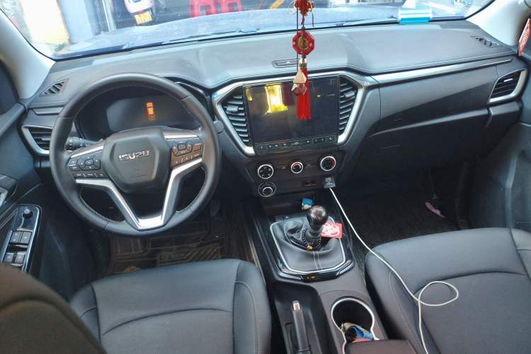 Used Isuzu D-MAX 2023 2.5T Manual 4x4 Diesel Flagship Long Wheelbase Center Console