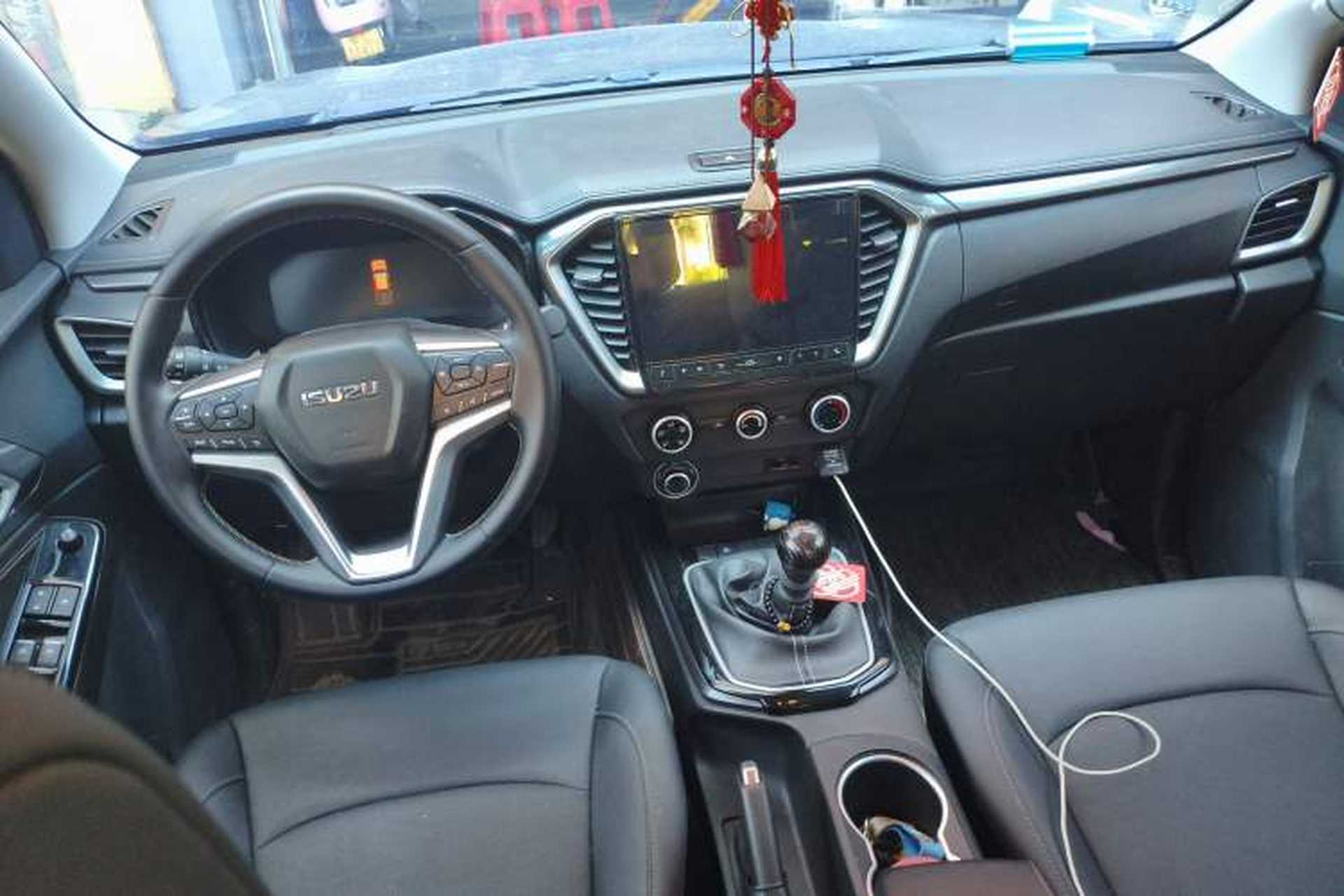 Used Isuzu D-MAX 2023 2.5T Manual 4x4 Diesel Flagship Long Wheelbase Center Console