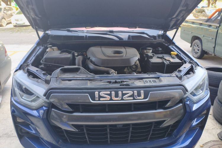 Used Isuzu D-MAX 2023 2.5T Manual 4x4 Diesel Flagship Long Wheelbase Engine Bay