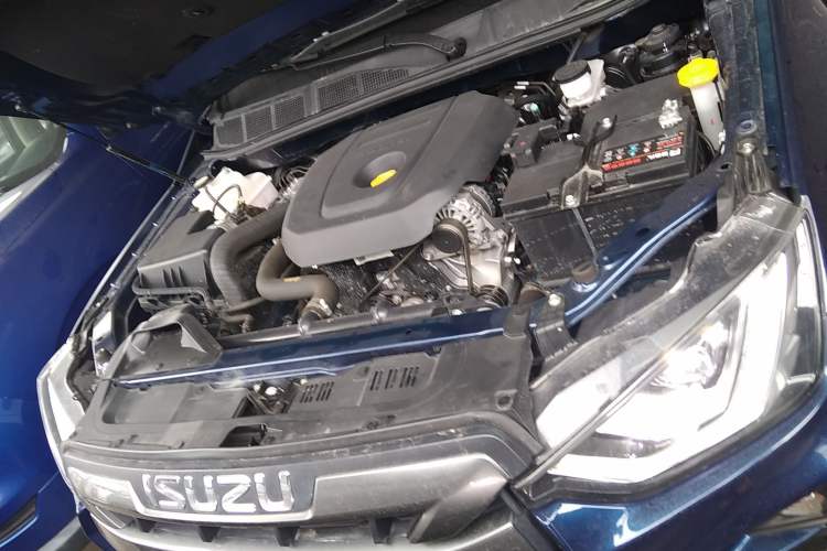Used Isuzu D-MAX 2023 2.5T Automatic 4x4 Diesel Flagship Long Wheelbase Model Engine Bay