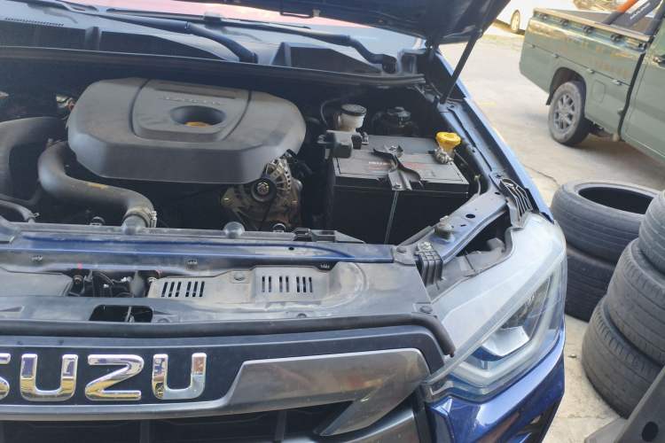 Used Isuzu D-MAX 2023 2.5T Manual 4x4 Diesel Flagship Long Wheelbase Engine Bay Left
