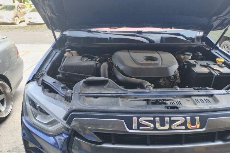 Used Isuzu D-MAX 2023 2.5T Manual 4x4 Diesel Flagship Long Wheelbase Engine Bay Right