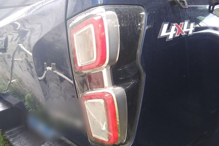 Used Isuzu D-MAX 2023 2.5T Automatic 4x4 Diesel Flagship Long Wheelbase Model Exterior 4
