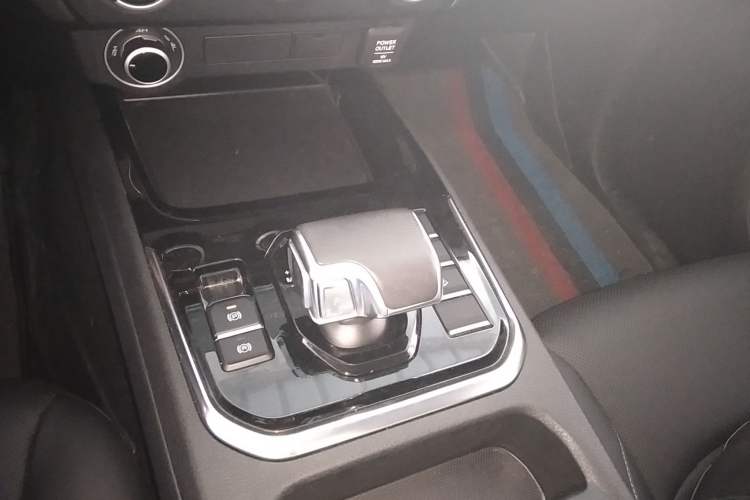 Used Isuzu D-MAX 2023 2.5T Automatic 4x4 Diesel Flagship Long Wheelbase Model Gear Lever