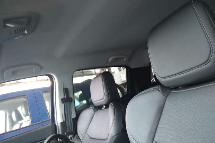 Used Isuzu D-MAX 2023 2.5T Automatic 4x4 Diesel Flagship Long Wheelbase Model Headliner