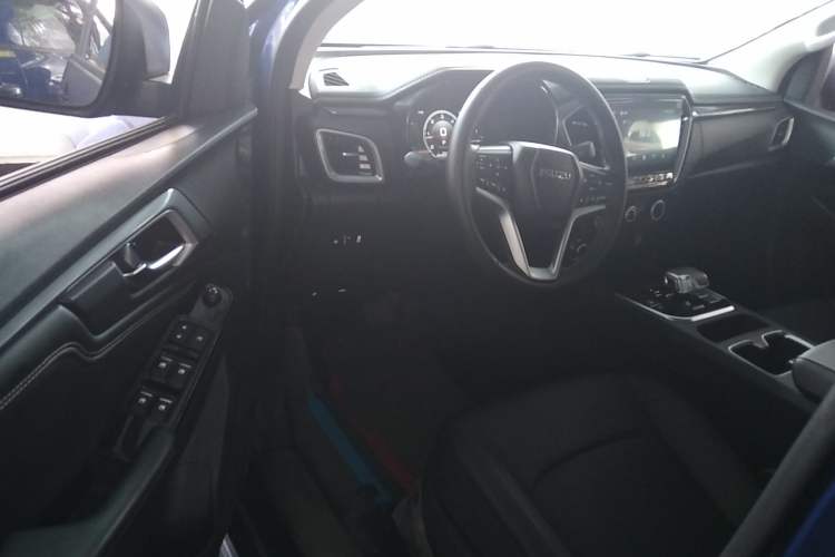 Used Isuzu D-MAX 2023 2.5T Automatic 4x4 Diesel Flagship Long Wheelbase Model Interior 3