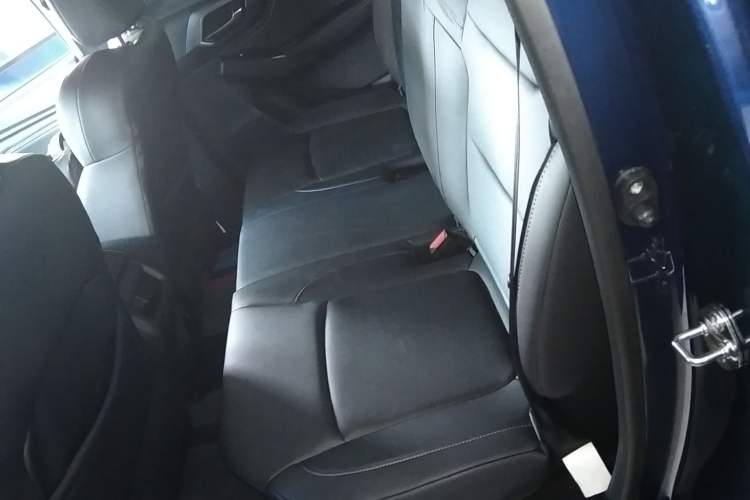 Used Isuzu D-MAX 2023 2.5T Automatic 4x4 Diesel Flagship Long Wheelbase Model Interior 4