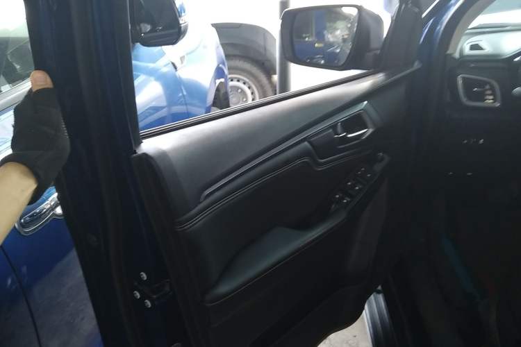 Used Isuzu D-MAX 2023 2.5T Automatic 4x4 Diesel Flagship Long Wheelbase Model Interior 7