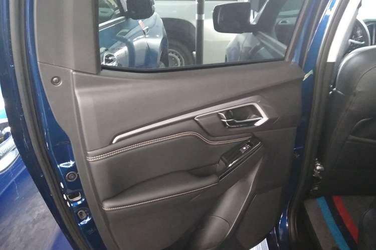 Used Isuzu D-MAX 2023 2.5T Automatic 4x4 Diesel Flagship Long Wheelbase Model Interior 8