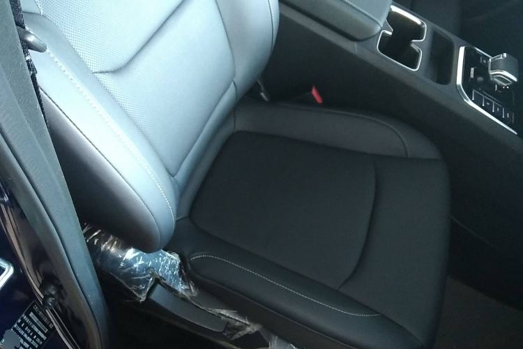 Used Isuzu D-MAX 2023 2.5T Automatic 4x4 Diesel Flagship Long Wheelbase Model Right Front Seat