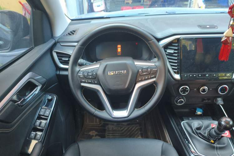Used Isuzu D-MAX 2023 2.5T Manual 4x4 Diesel Flagship Long Wheelbase Steering Wheel