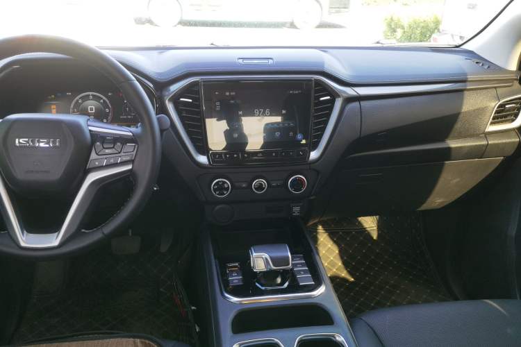 Used Isuzu D-MAX 2023 2.5T Automatic Two-Wheel Drive Diesel Navigation Edition Long Wheelbase Audio And AC Panel