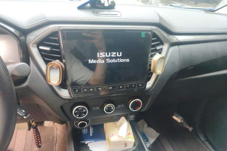Used Isuzu D-MAX 2023 2.5T Automatic 4x4 Diesel Flagship Version Standard Wheelbase Audio And AC Panel