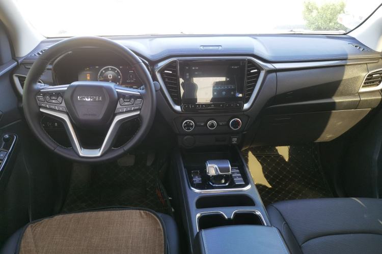 Used Isuzu D-MAX 2023 2.5T Automatic Two-Wheel Drive Diesel Navigation Edition Long Wheelbase Center Console