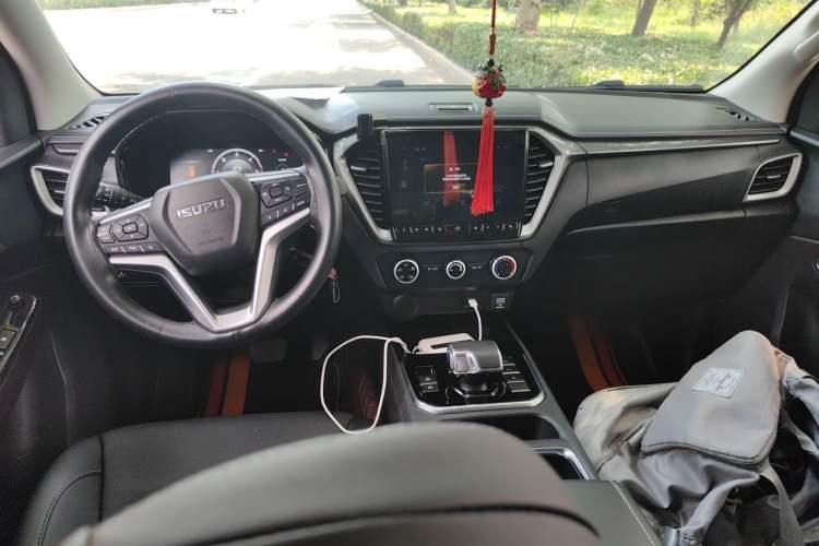 Used Isuzu D-MAX 2023 2.5T Automatic Two-Wheel Drive Diesel Navigation Edition Long Wheelbase Center Console