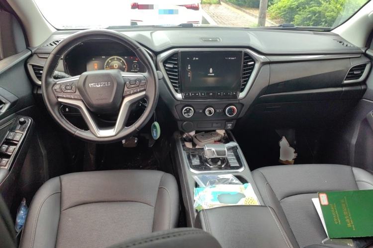 Used Isuzu D-MAX 2023 2.5T Automatic Two-Wheel Drive Diesel Navigation Edition Long Wheelbase Center Console