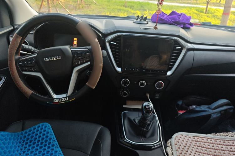 Used Isuzu D-MAX 2023 2.5T Manual 4x4 Diesel Flagship Long Wheelbase Center Console