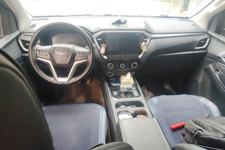 Used Isuzu D-MAX 2023 2.5T Automatic 4x4 Diesel Flagship Version Standard Wheelbase Center Console