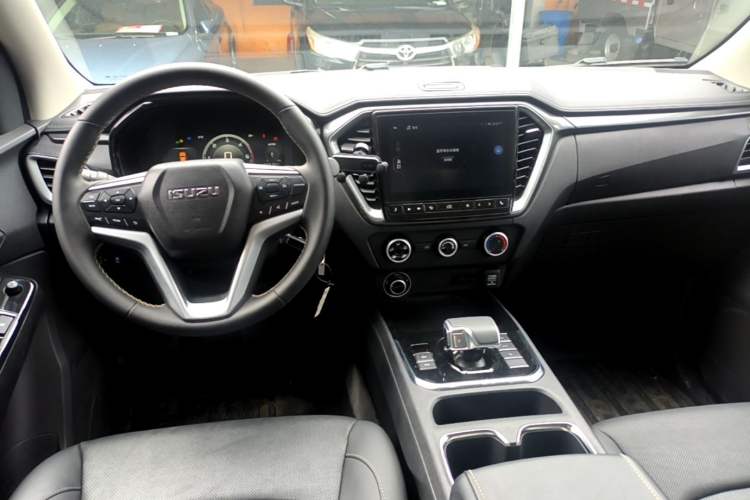 Used Isuzu D-MAX 2023 2.5T Automatic 4x4 Diesel Flagship Long Wheelbase Model Center Console