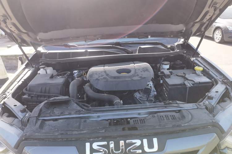 Used Isuzu D-MAX 2023 2.5T Automatic Two-Wheel Drive Diesel Navigation Edition Long Wheelbase Engine Bay