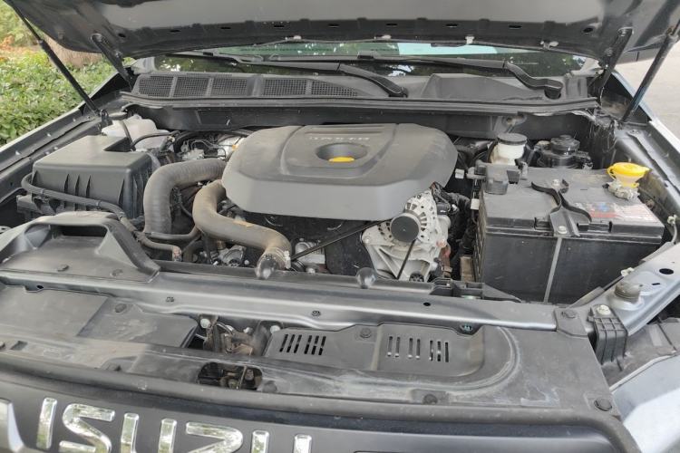 Used Isuzu D-MAX 2023 2.5T Automatic Two-Wheel Drive Diesel Navigation Edition Long Wheelbase Engine Bay