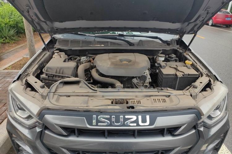 Used Isuzu D-MAX 2023 2.5T Automatic Two-Wheel Drive Diesel Navigation Edition Long Wheelbase Engine Bay