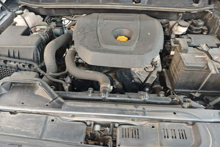 Used Isuzu D-MAX 2023 2.5T Manual 4x4 Diesel Flagship Long Wheelbase Engine Bay