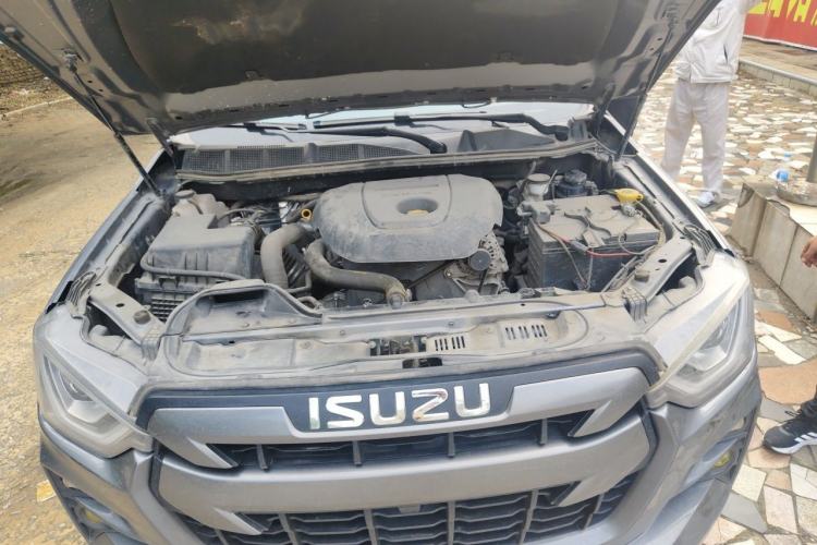 Used Isuzu D-MAX 2023 2.5T Automatic 4x4 Diesel Flagship Version Standard Wheelbase Engine Bay