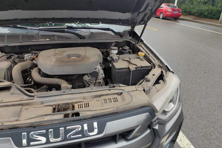 Used Isuzu D-MAX 2023 2.5T Automatic Two-Wheel Drive Diesel Navigation Edition Long Wheelbase Engine Bay Left