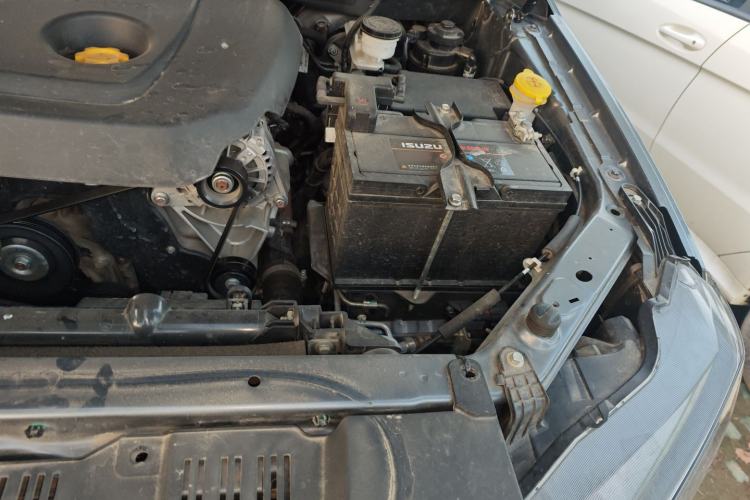 Used Isuzu D-MAX 2023 2.5T Manual 4x4 Diesel Flagship Long Wheelbase Engine Bay Left