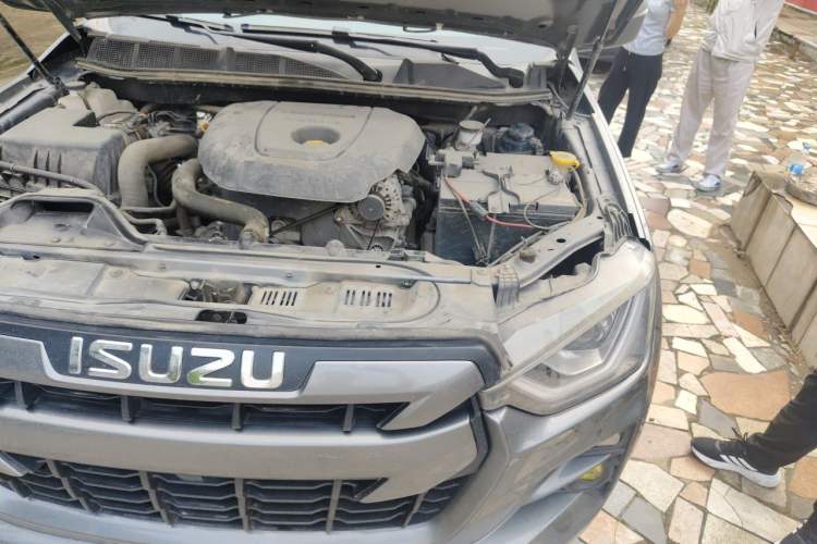 Used Isuzu D-MAX 2023 2.5T Automatic 4x4 Diesel Flagship Version Standard Wheelbase Engine Bay Left
