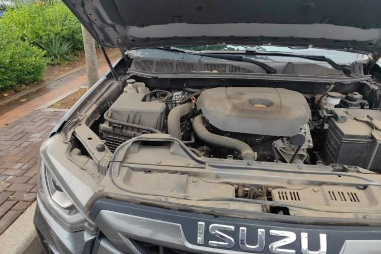 Used Isuzu D-MAX 2023 2.5T Automatic Two-Wheel Drive Diesel Navigation Edition Long Wheelbase Engine Bay Right