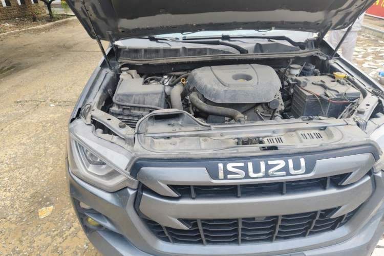 Used Isuzu D-MAX 2023 2.5T Automatic 4x4 Diesel Flagship Version Standard Wheelbase Engine Bay Right