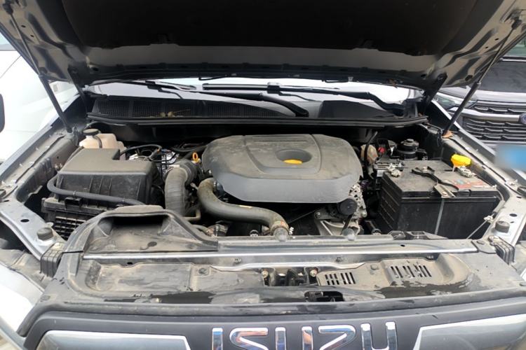 Used Isuzu D-MAX 2023 2.5T Automatic 4x4 Diesel Flagship Long Wheelbase Model Engine Bay