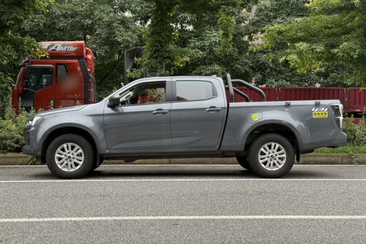 Used Isuzu D-MAX 2023 2.5T Automatic 4x4 Diesel Flagship Long Wheelbase Model Exterior 3