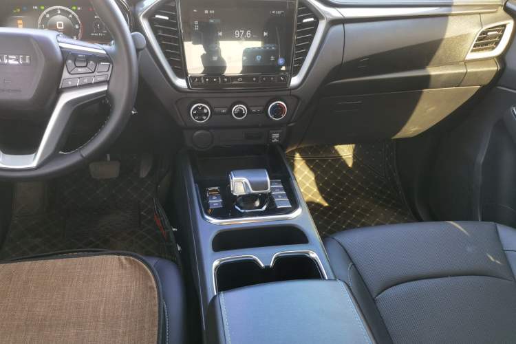 Used Isuzu D-MAX 2023 2.5T Automatic Two-Wheel Drive Diesel Navigation Edition Long Wheelbase Gear Lever
