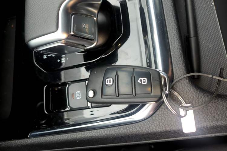 Used Isuzu D-MAX 2023 2.5T Automatic 4x4 Diesel Flagship Long Wheelbase Model Interior 1