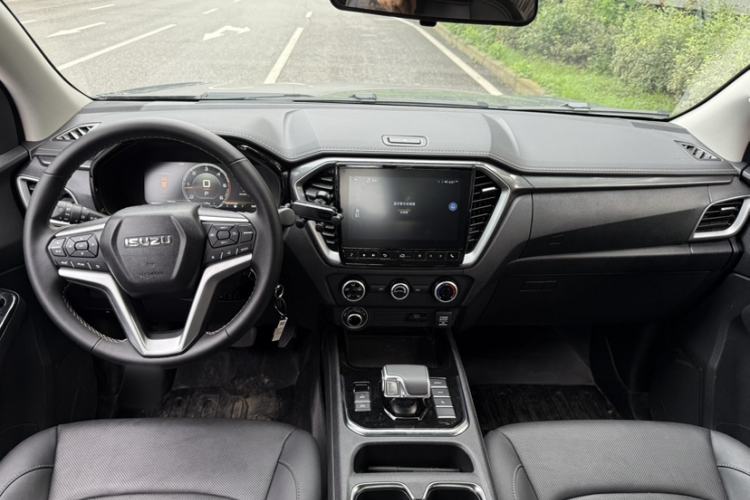 Used Isuzu D-MAX 2023 2.5T Automatic 4x4 Diesel Flagship Long Wheelbase Model Interior 2