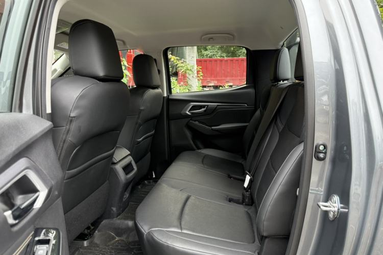 Used Isuzu D-MAX 2023 2.5T Automatic 4x4 Diesel Flagship Long Wheelbase Model Interior 3