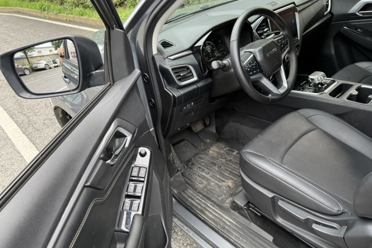 Used Isuzu D-MAX 2023 2.5T Automatic 4x4 Diesel Flagship Long Wheelbase Model Interior 4