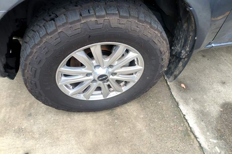 Used Isuzu D-MAX 2023 2.5T Automatic 4x4 Diesel Flagship Long Wheelbase Model Left Front Wheel Hub