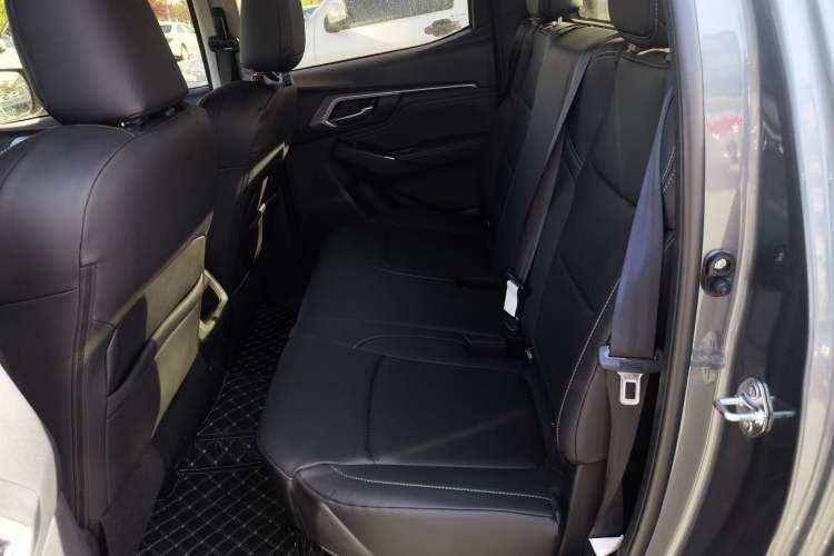 Used Isuzu D-MAX 2023 2.5T Automatic Two-Wheel Drive Diesel Navigation Edition Long Wheelbase Left Rear Seat