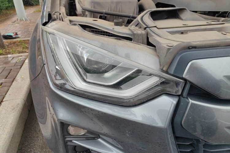 Used Isuzu D-MAX 2023 2.5T Automatic Two-Wheel Drive Diesel Navigation Edition Long Wheelbase Right Front Headlight