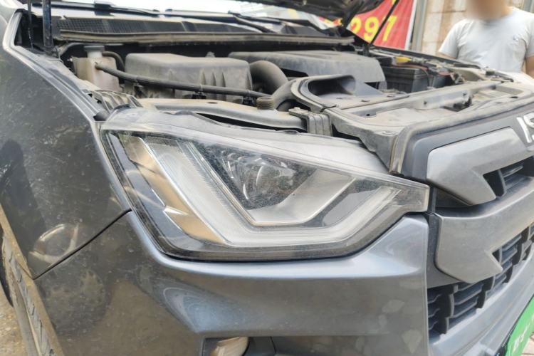 Used Isuzu D-MAX 2023 2.5T Automatic 4x4 Diesel Flagship Version Standard Wheelbase Right Front Headlight