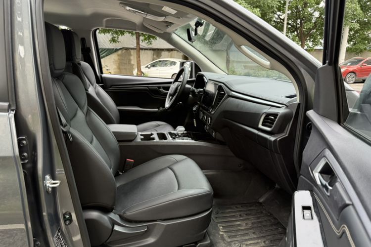 Used Isuzu D-MAX 2023 2.5T Automatic 4x4 Diesel Flagship Long Wheelbase Model Right Front Seat