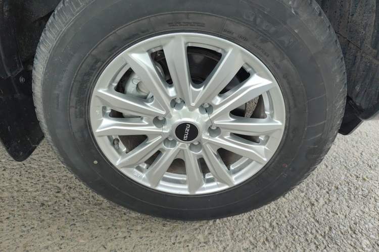Used Isuzu D-MAX 2023 2.5T Automatic Two-Wheel Drive Diesel Navigation Edition Long Wheelbase Right Front Wheel Hub
