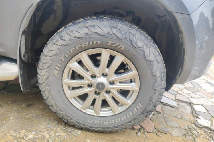 Used Isuzu D-MAX 2023 2.5T Automatic 4x4 Diesel Flagship Version Standard Wheelbase Right Front Wheel Hub