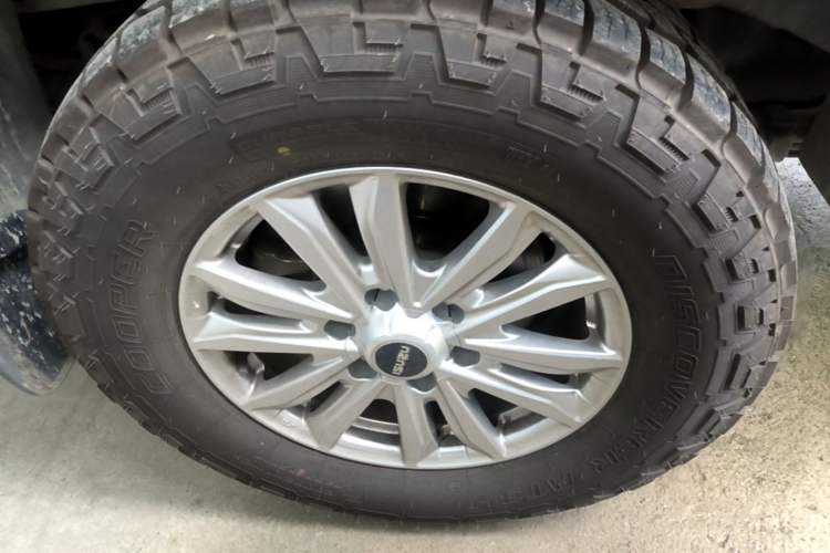 Used Isuzu D-MAX 2023 2.5T Automatic 4x4 Diesel Flagship Long Wheelbase Model Right Rear Wheel Hub